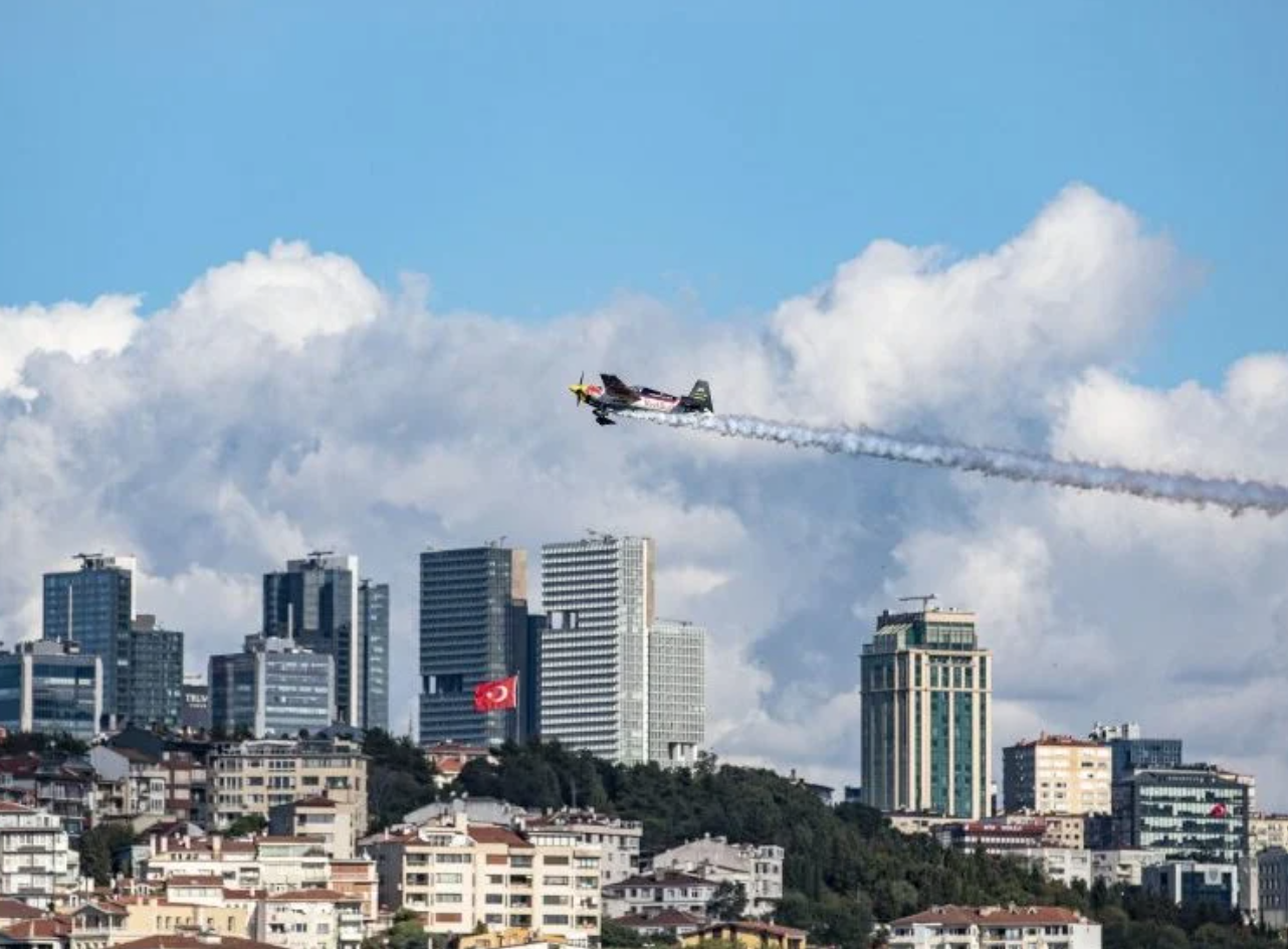 Watch Pilot Dario Acosta Set a World Record For Flying Inside This Architectural Marvel